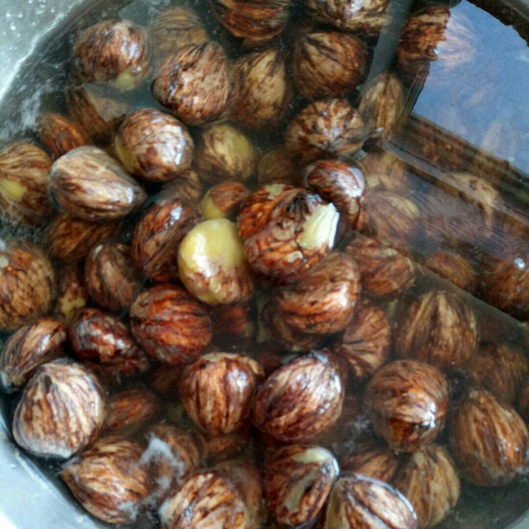 一招轻松去掉栗子皮