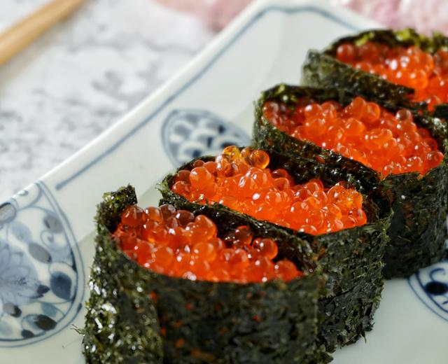 鲜香融合的滋味—鲑鱼鱼籽寿司的做法