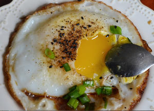 煎鹅蛋-不腥气，营养高，五分钟就能吃上的高颜值蛋蛋～的做法 步骤6