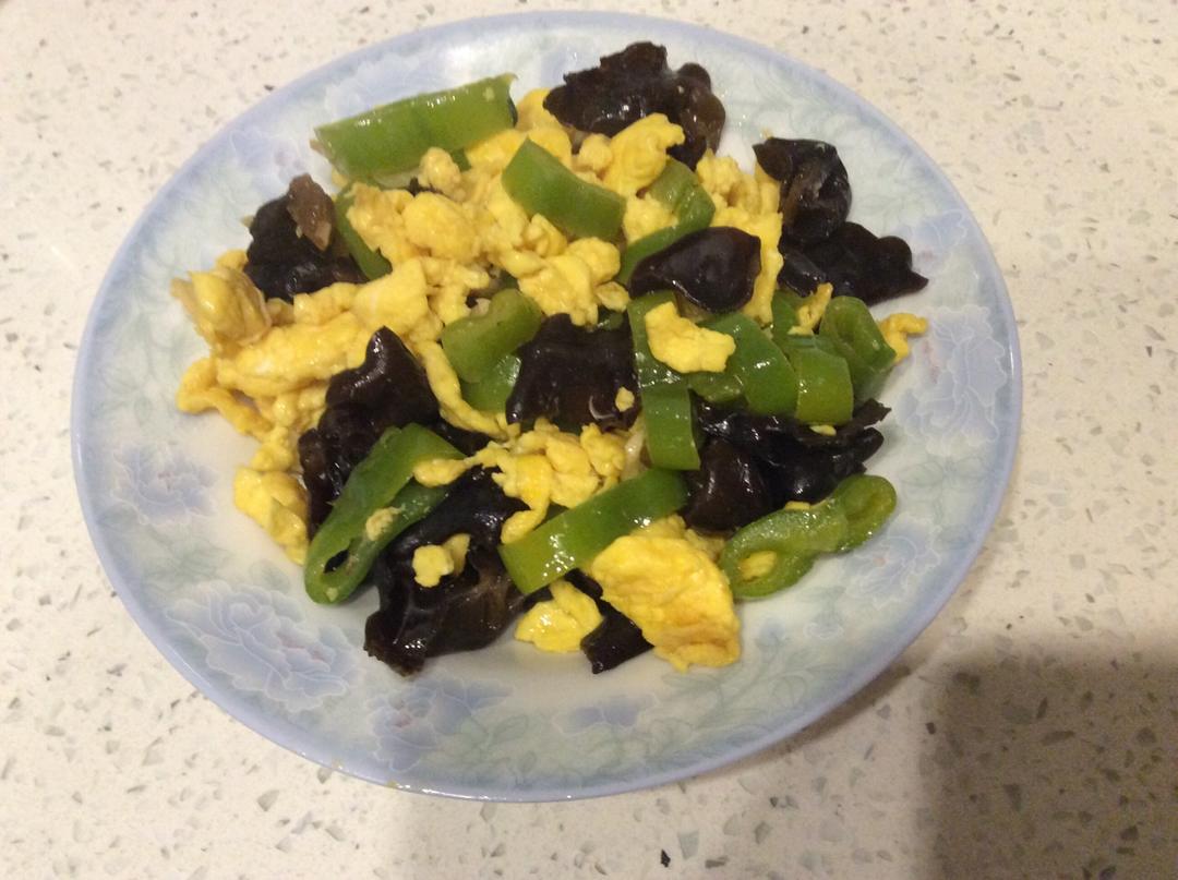 黑木耳青椒炒鸡蛋（营养又下饭）