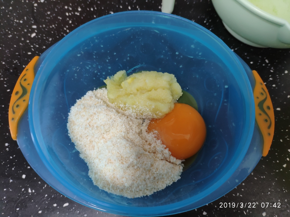 《宝宝辅食》之卷心菜三文鱼鸡蛋蒸糕的做法 步骤3