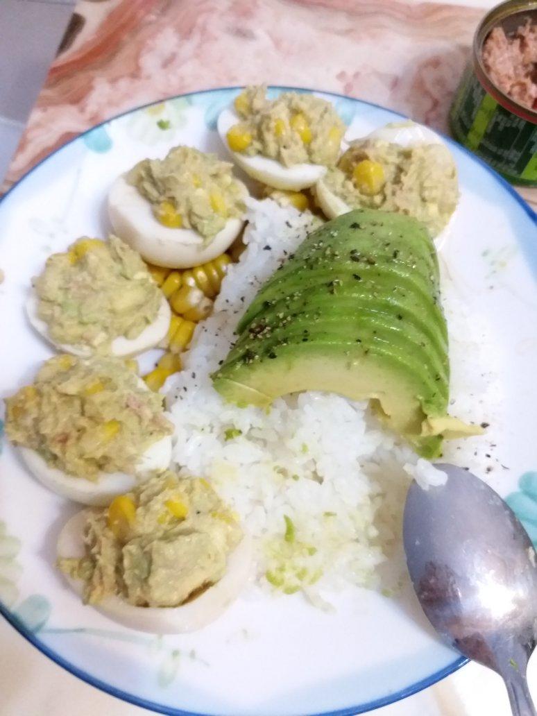 牛油果吞拿鱼鸡蛋盅