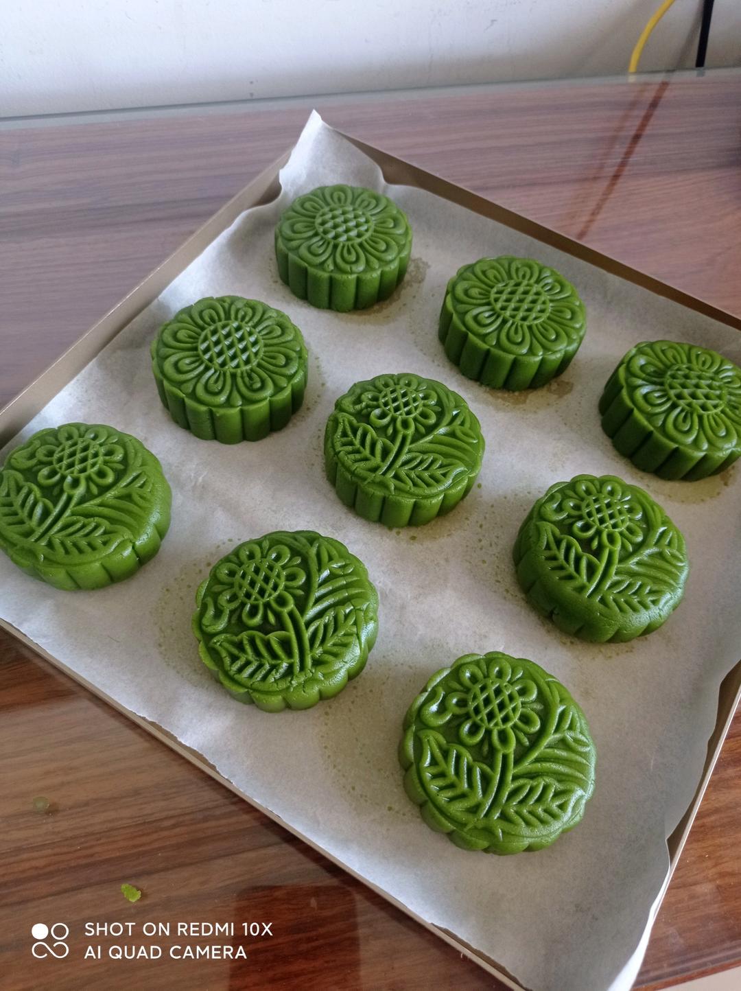 好运莲莲｜椰香斑斓莲蓉咸蛋黄广式月饼｜自制斑斓莲蓉馅料｜