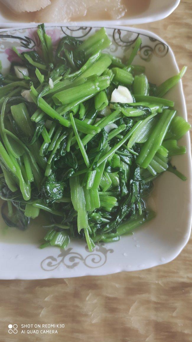 就像有句话所说：成年人的世界里，从来就没有“容易”二字。很多时候，你只能单枪匹马，直面生活的兵荒马乱。