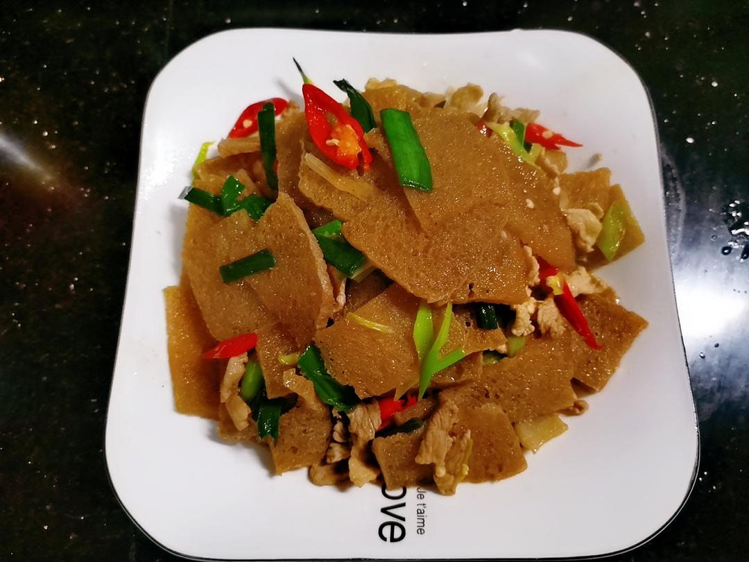 魔芋炒肉的做法