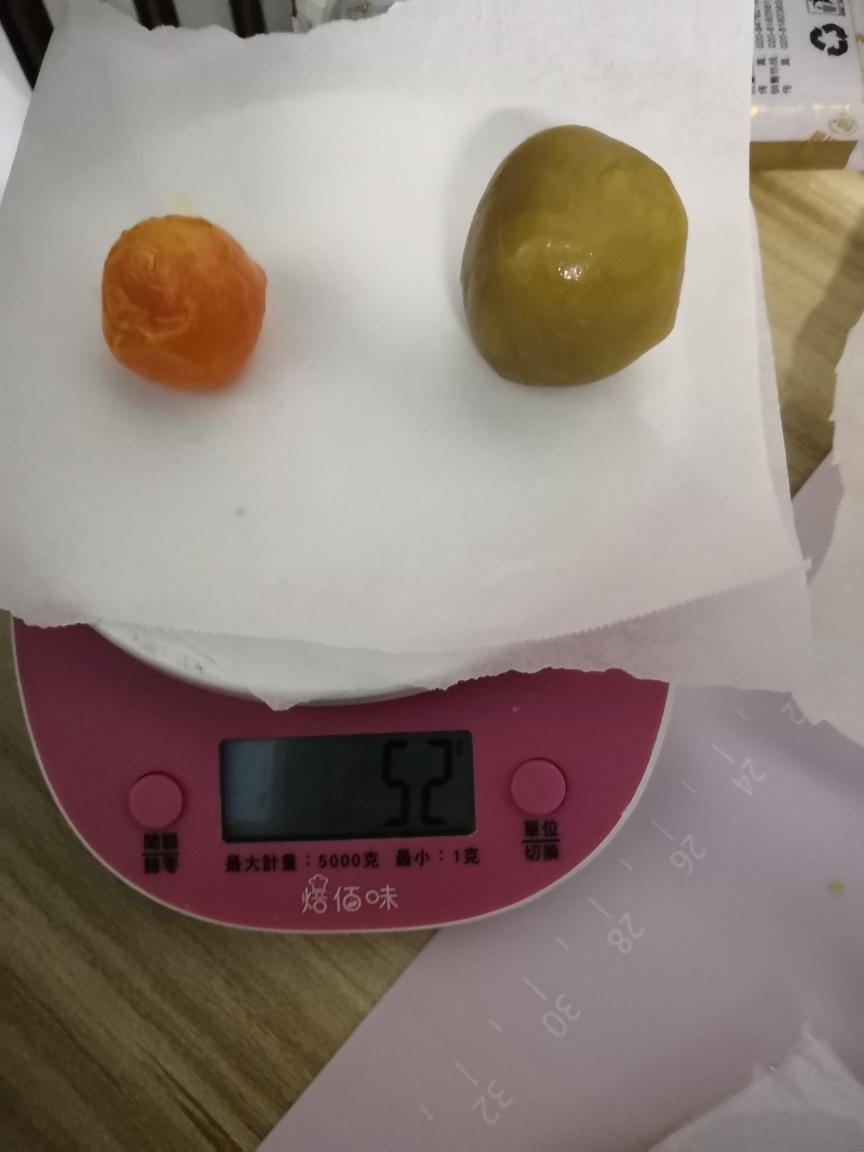 广式月饼75g 蛋黄莲蓉，五仁的做法 步骤7