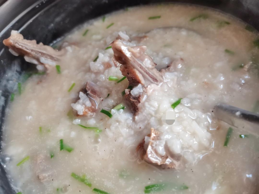 舒婷t做的早市夜宵咸烧骨制作&菜干烧骨粥&咸骨粥