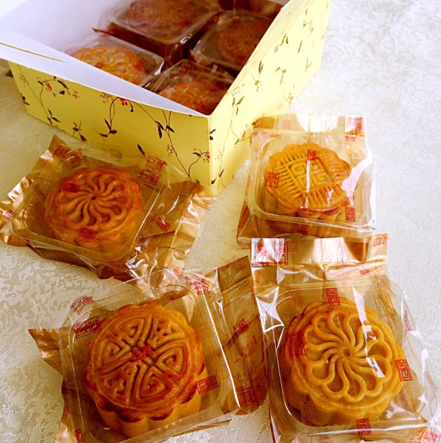 广式蛋黄莲蓉月饼