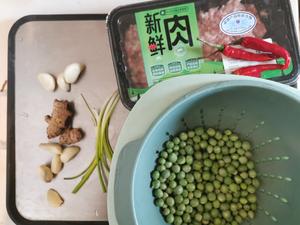 春天新鲜菜·豌豆肉沫的做法 步骤1