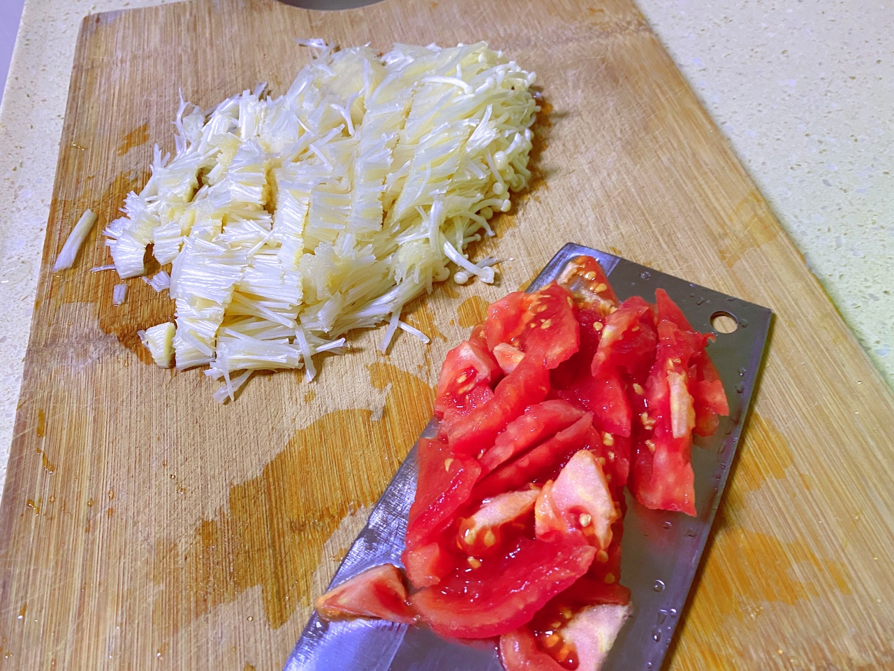 金针菇汤（简单家常菜）——附西红柿去皮技巧的做法 步骤1