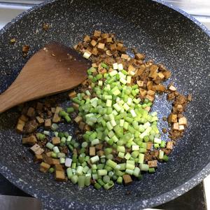 蒜苔香干炒肉沫的做法 步骤5