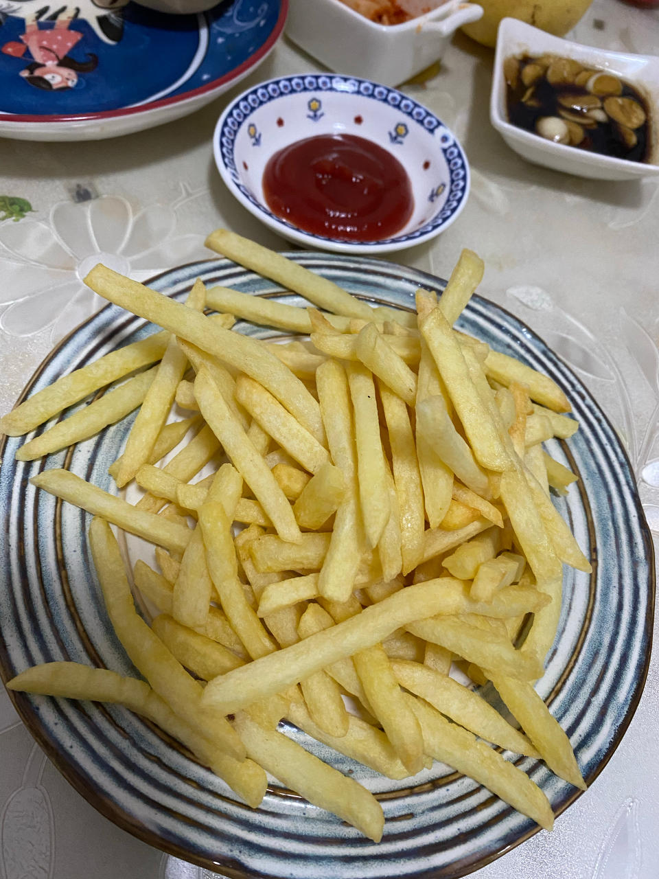 懒人快手版空气炸锅冻薯条肯德鸡的味道。