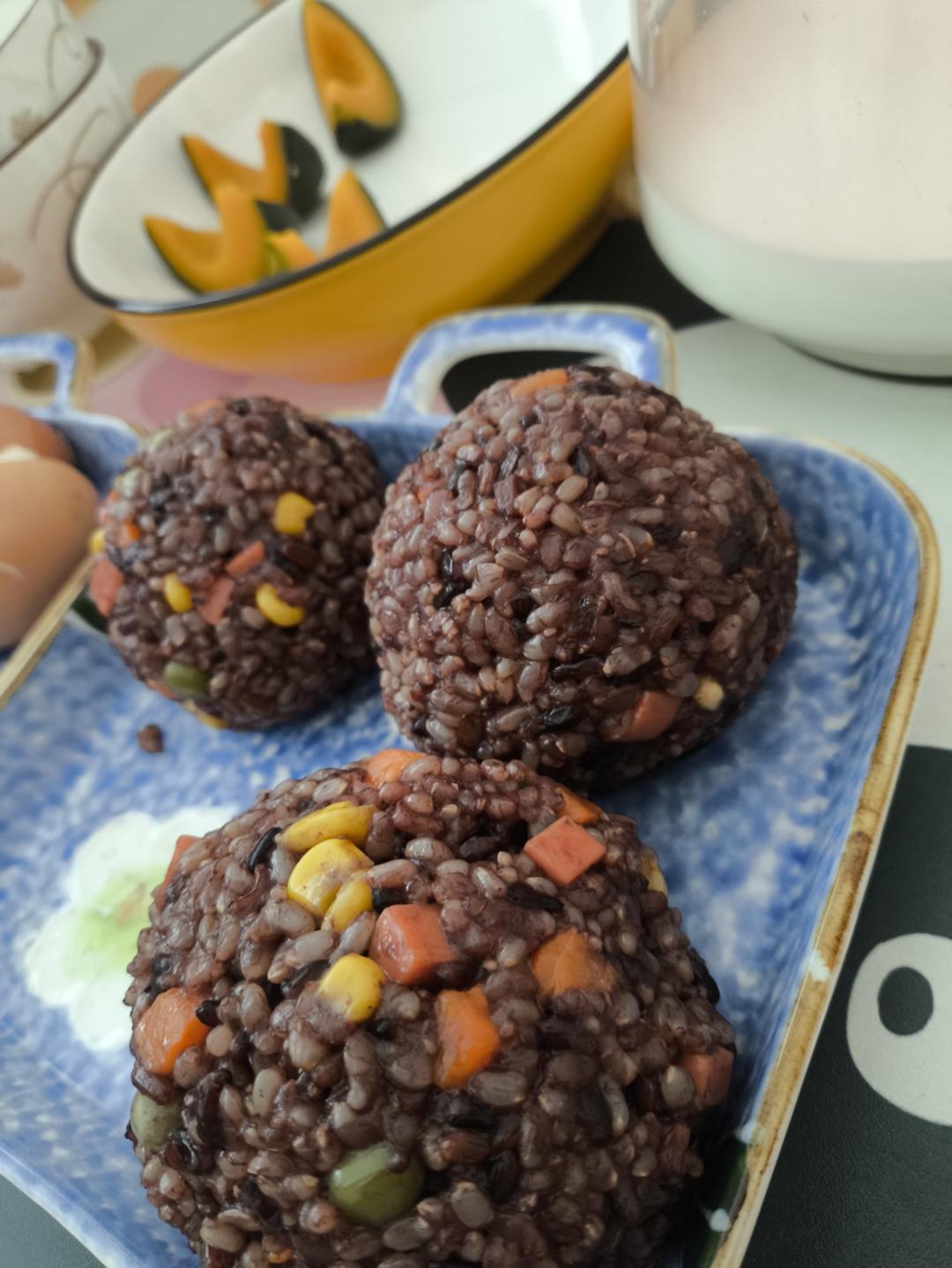 饱腹减脂的三色糙米饭团