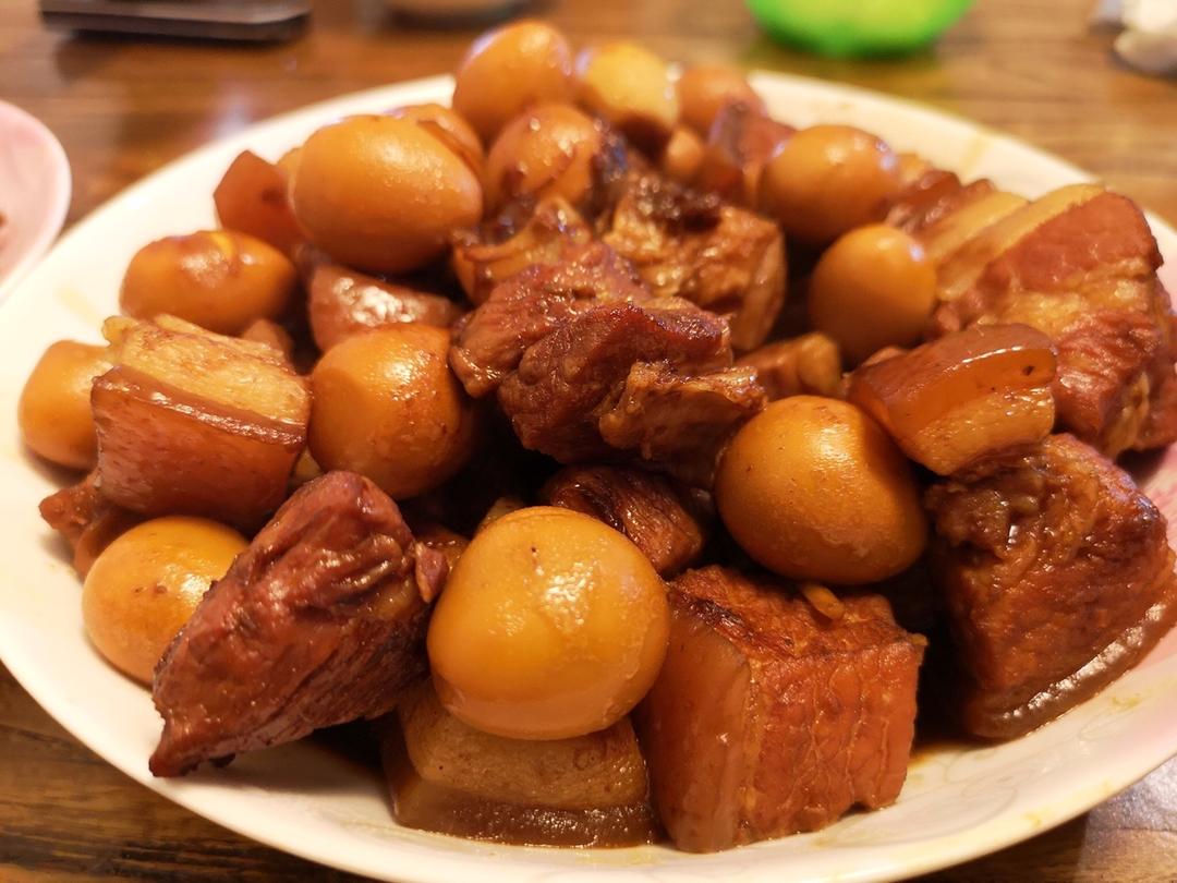 加了鹌鹑蛋后，这盘红烧肉，美味的逆天啦——鹌鹑蛋烧肉（孔瑶食谱）