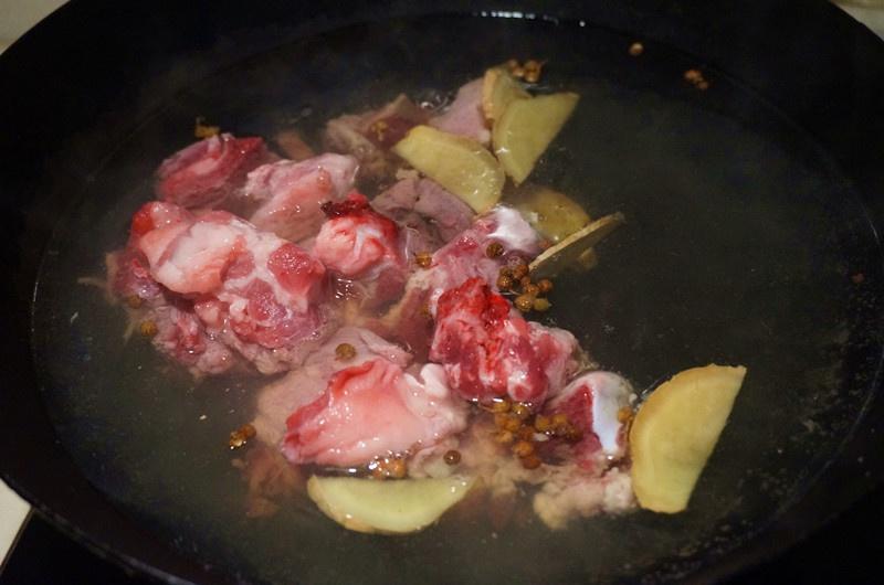 红烧羊肉萝卜煲的做法 步骤3