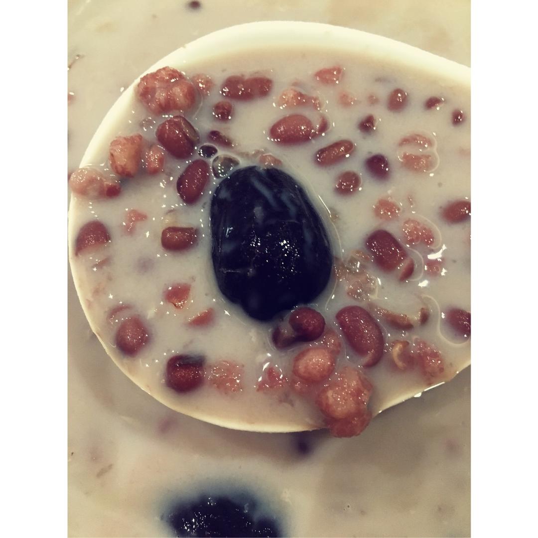 红枣红豆薏仁牛奶粥