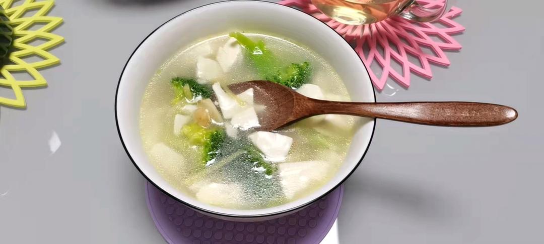 西兰花虾仁豆腐汤