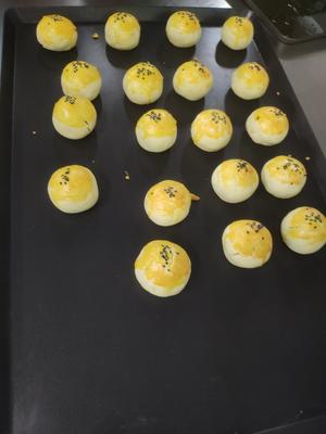 菠萝蛋黄酥的做法 步骤14