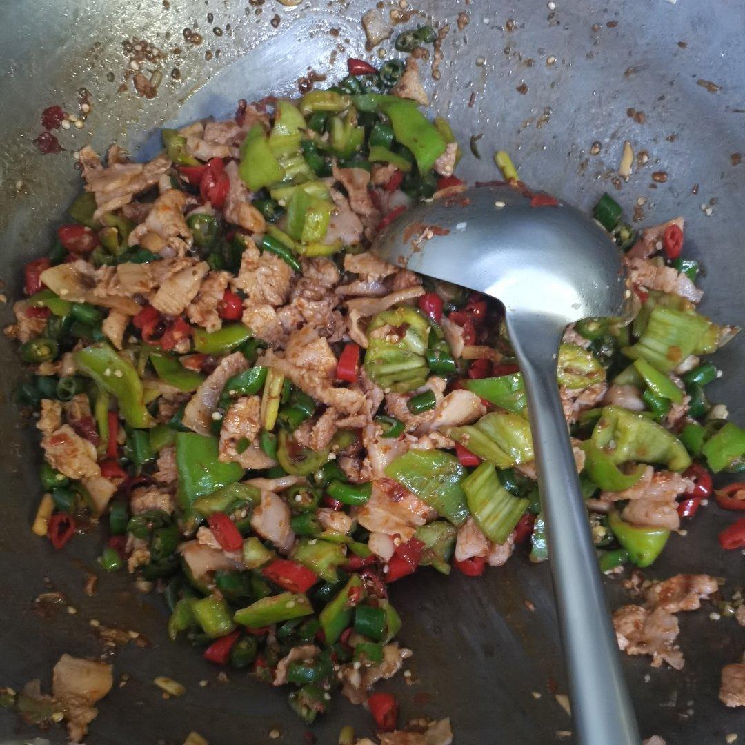 家庭版小炒肉，青椒五花肉，肥而不腻下饭菜，鲜辣香