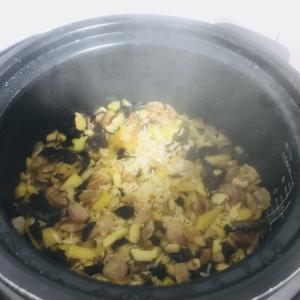 香菇木耳腊肠焖饭的做法 步骤7