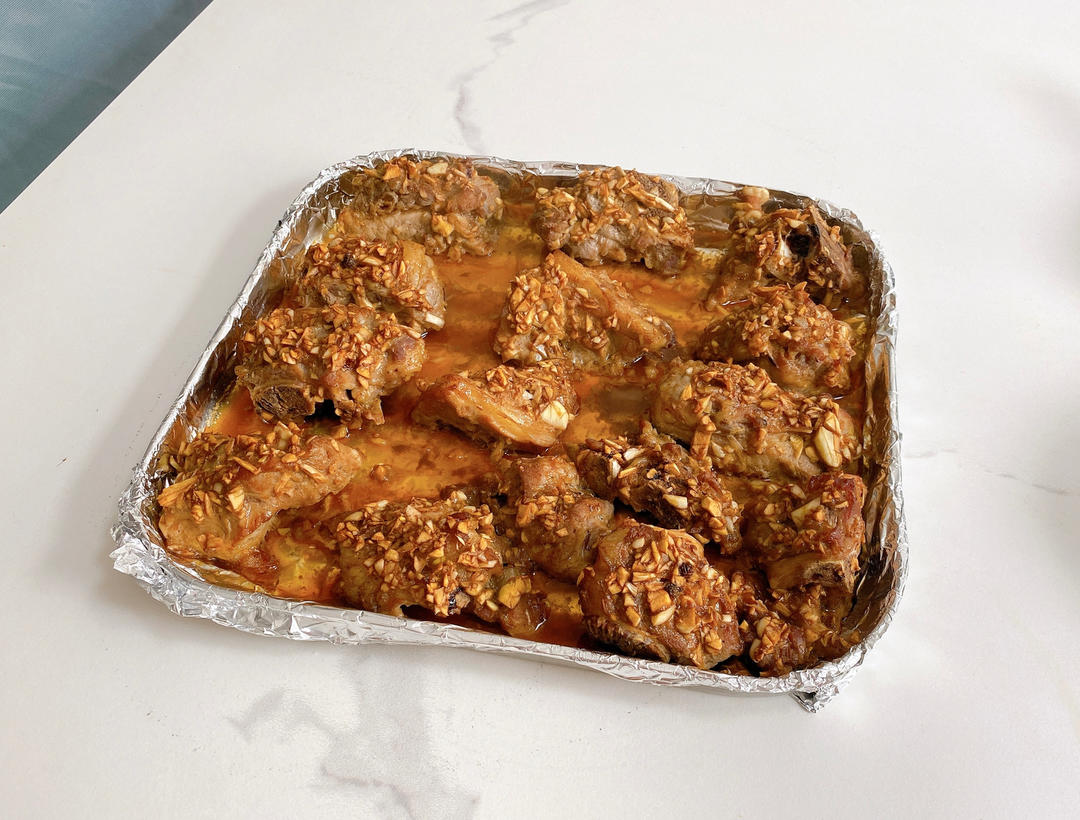 外焦里嫩！好吃到舔手指的蒜香烤排骨