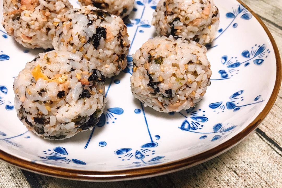 金枪鱼饭团