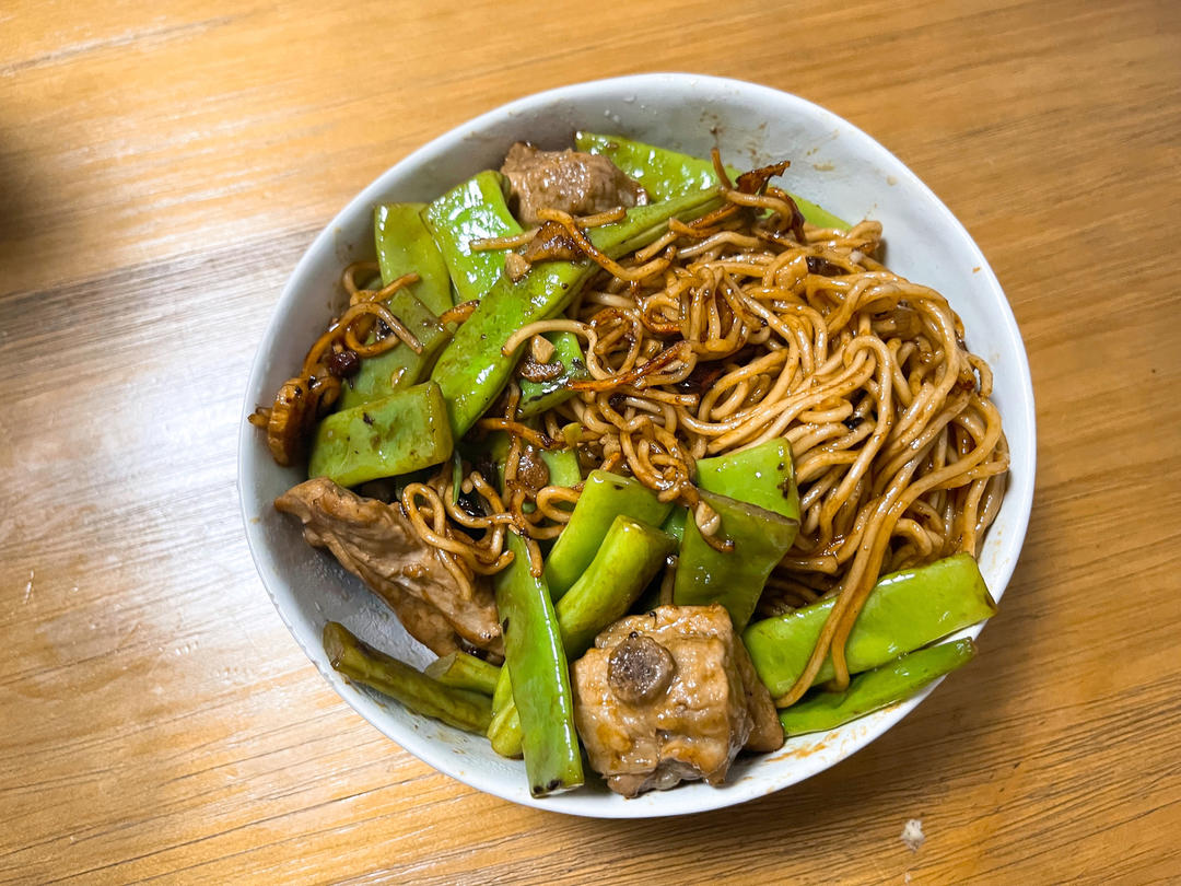 曼食慢语丨排骨豆角焖面