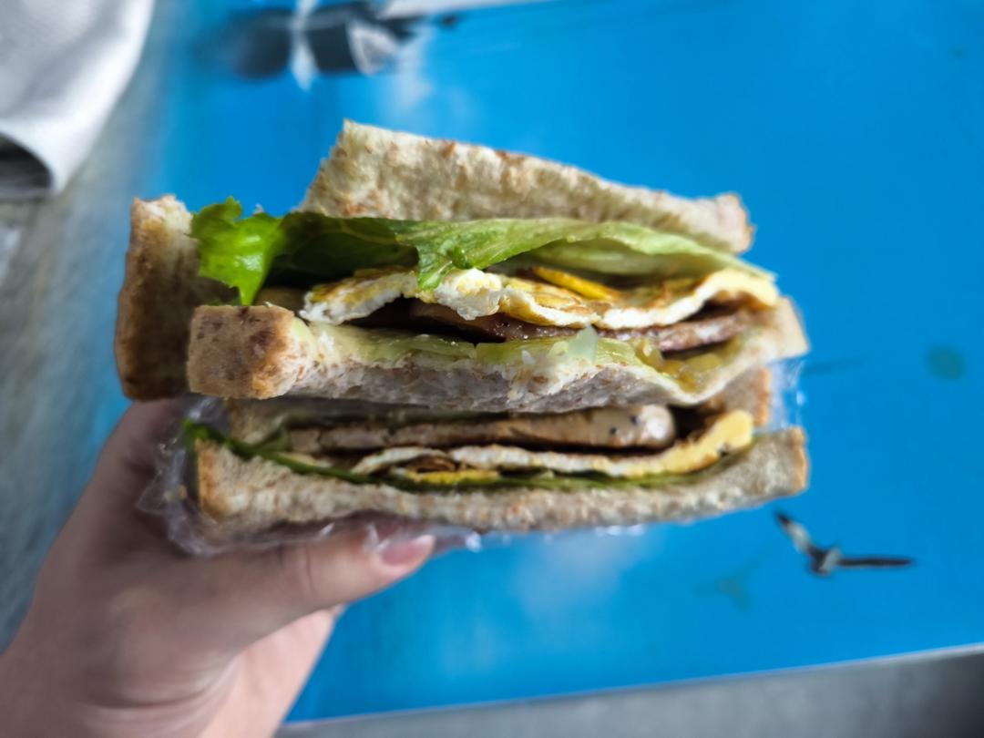 火腿肉松三明治+拿铁+橙子