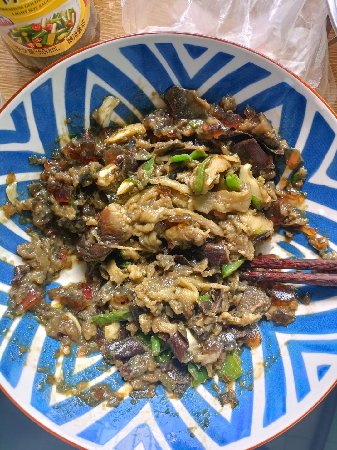 不要被它的外表吓到，吃一口会让你念念不忘辣椒擂皮蛋茄子