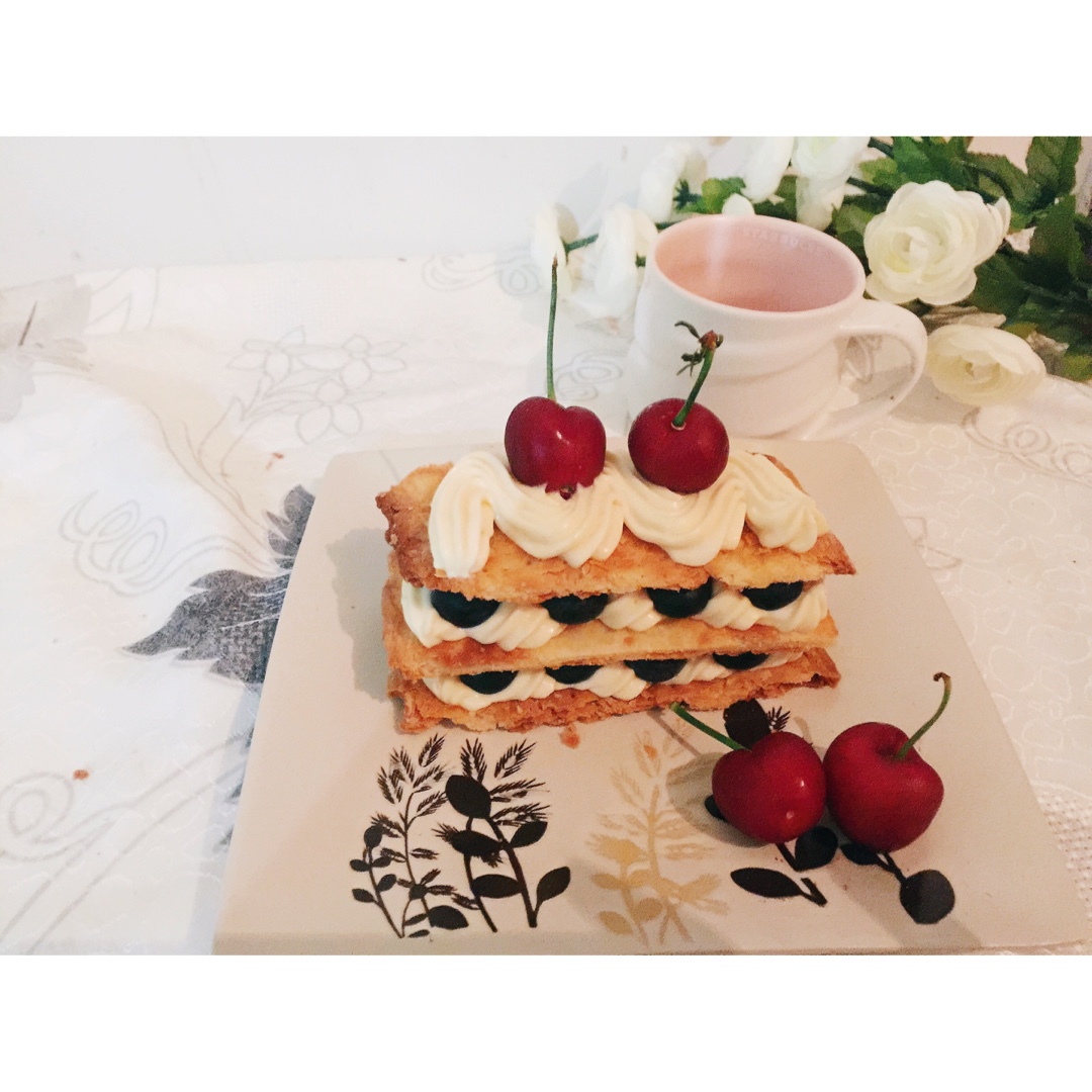 一道很文艺的草莓拿破仑