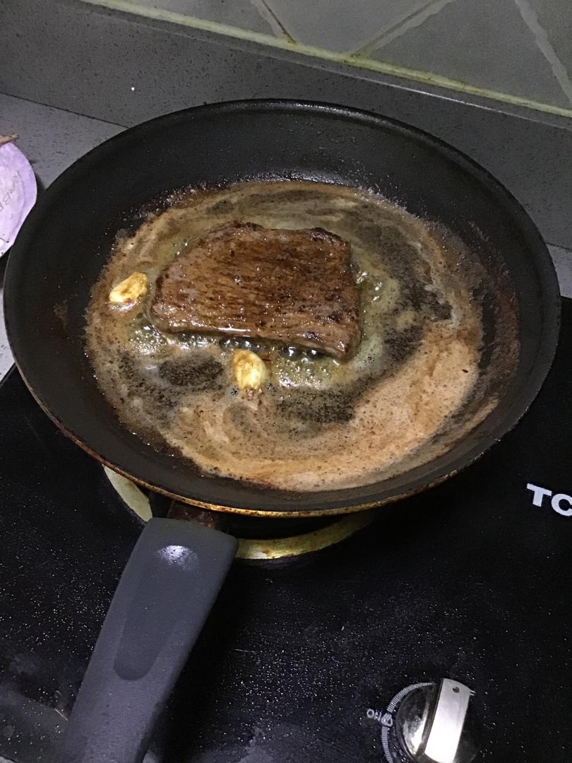 这些煎牛排的小技巧你们都会吗？