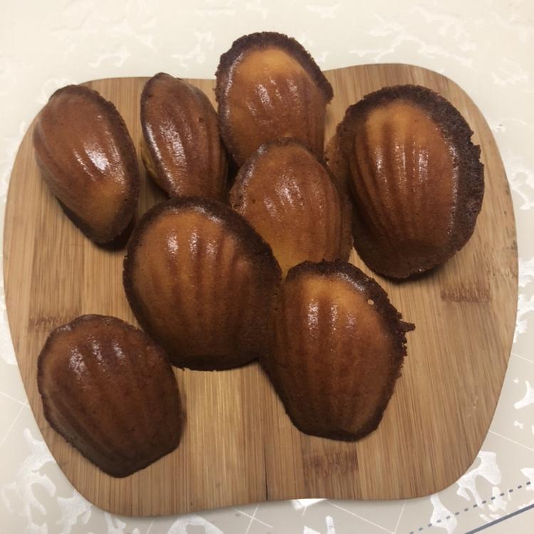 玛德琳（蓝带方）