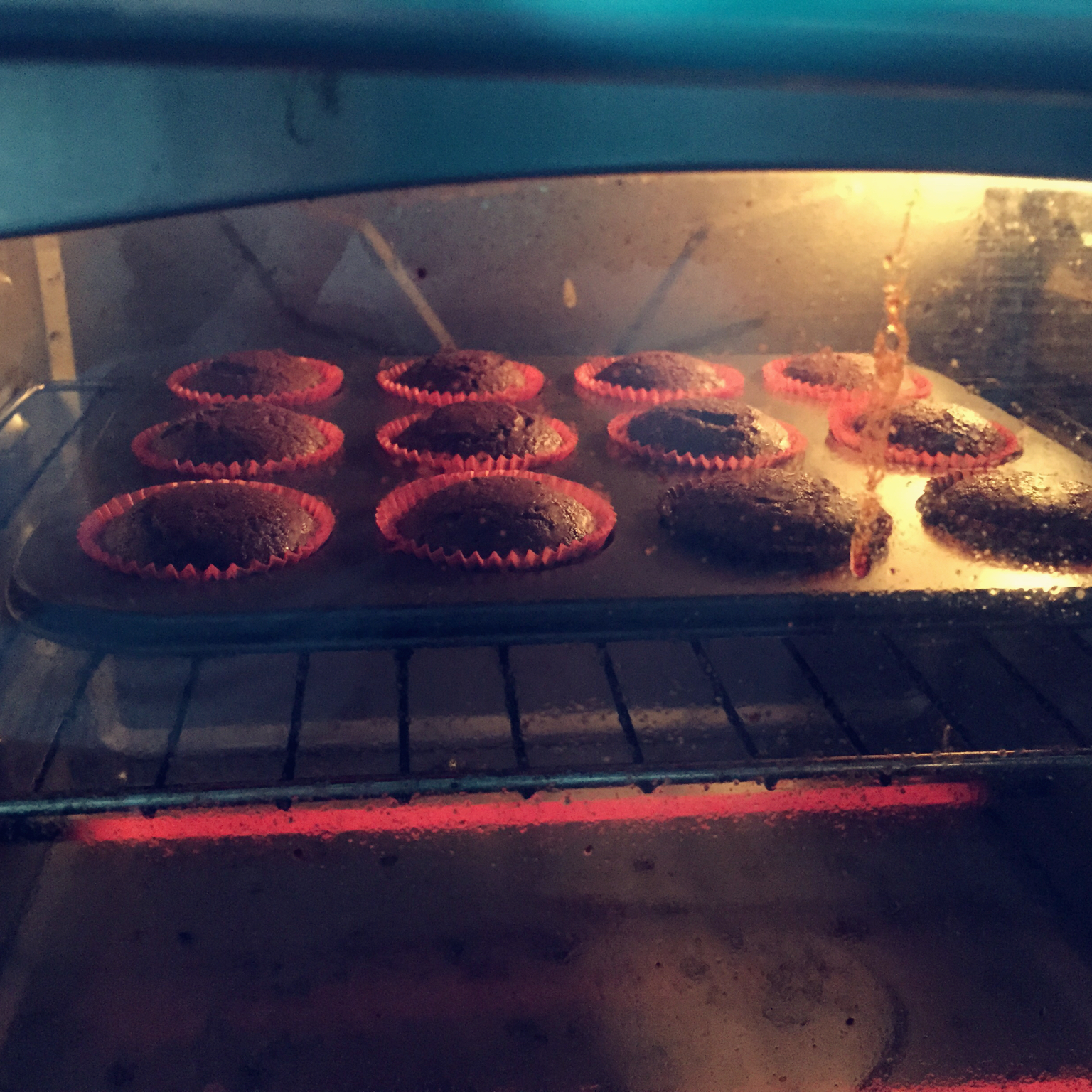 超润巧克力纸杯蛋糕（非常适合裱花、盖糖皮的cupcake方子）