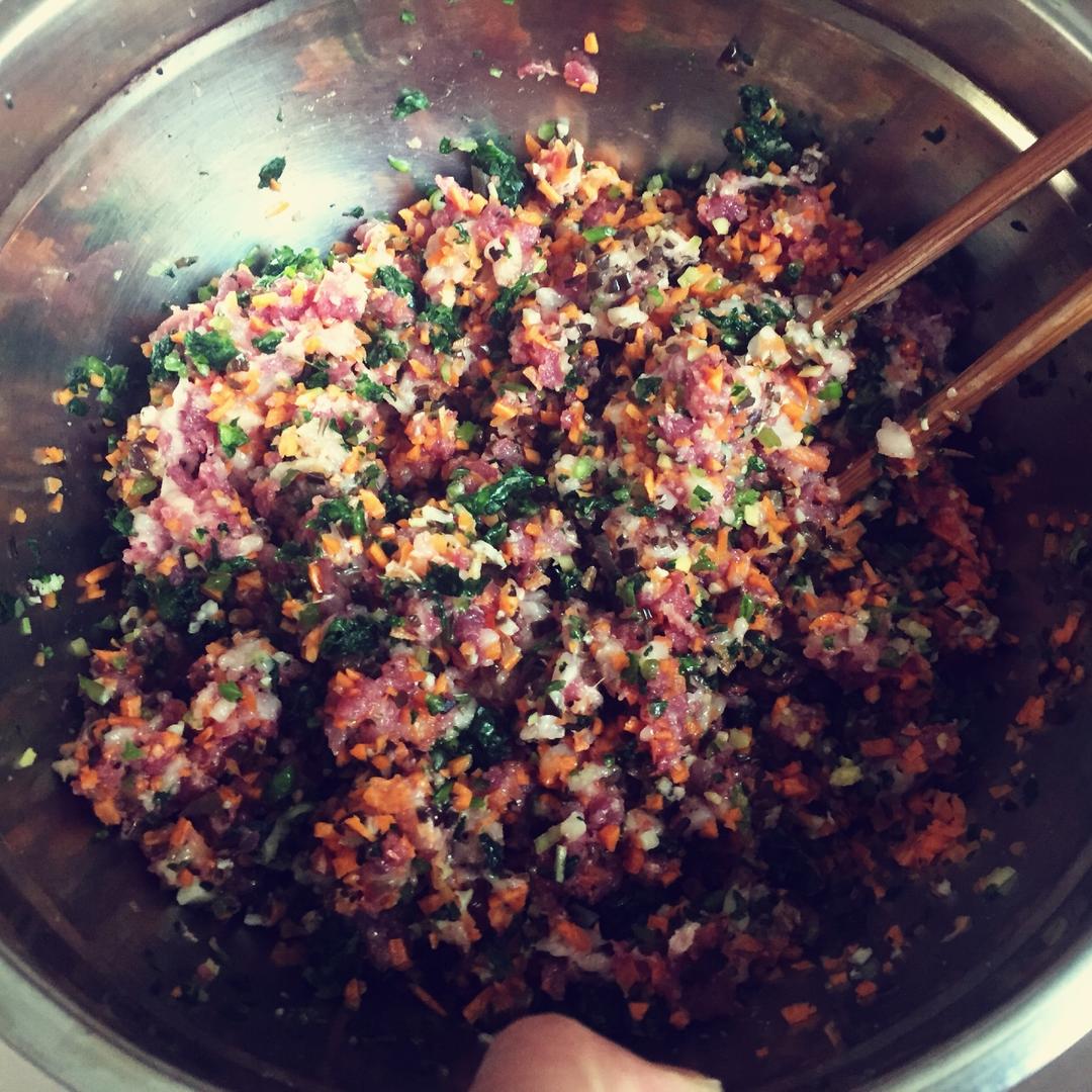 猪肉木耳胡萝卜蘑菇萝卜叶饺子的做法 步骤7