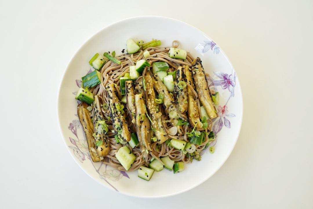 味噌茄子绿茶面和黄瓜沙拉［Miso aubergine，green tea noodle and cucumber salad］