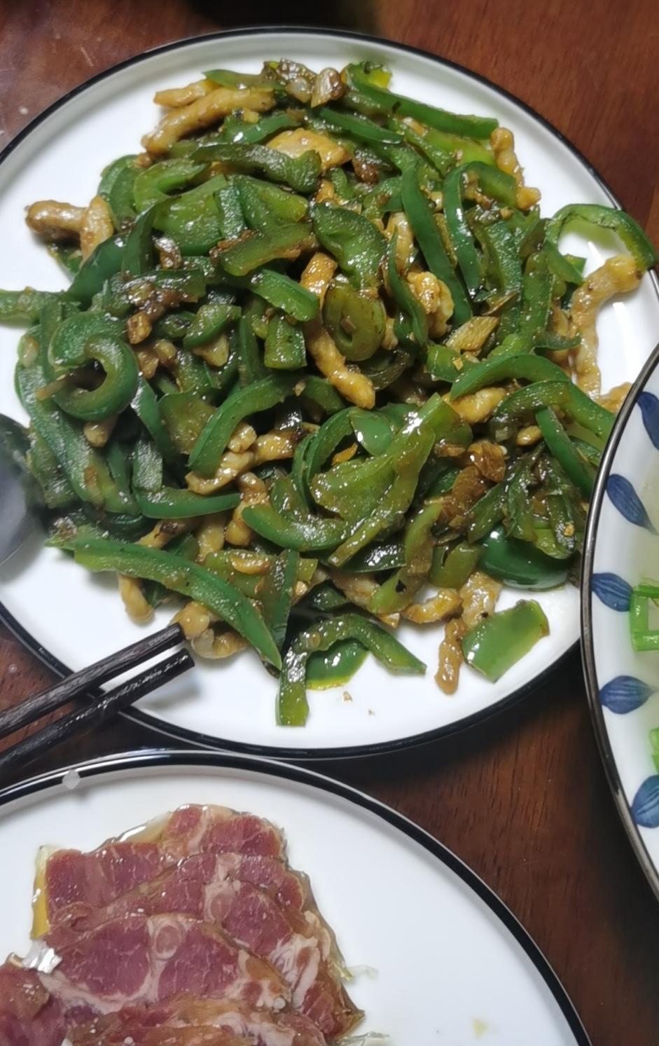 经典的家常菜，青椒炒肉丝，简单的食材也能做出如此美味