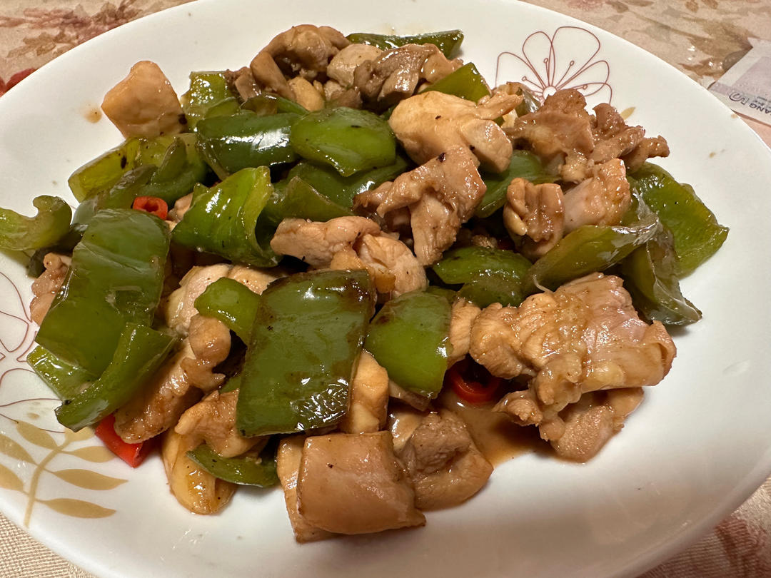 下饭菜：鸡腿肉丁炒青红椒