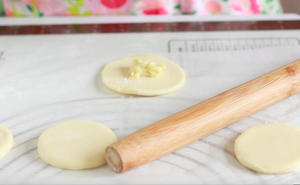 爆好吃的榴莲酥-自制酥皮|层层开酥|奶香十足的做法 步骤6