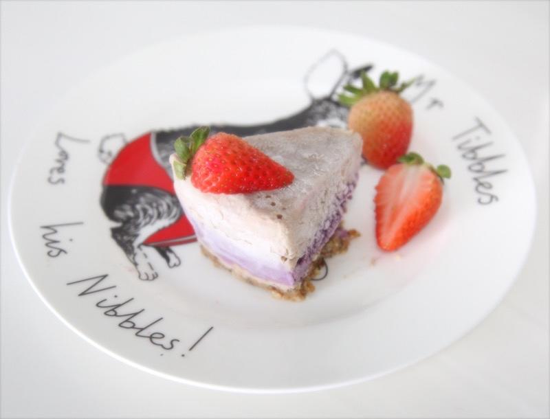 蓝莓开心果双重纯素无麸质免烤蛋糕