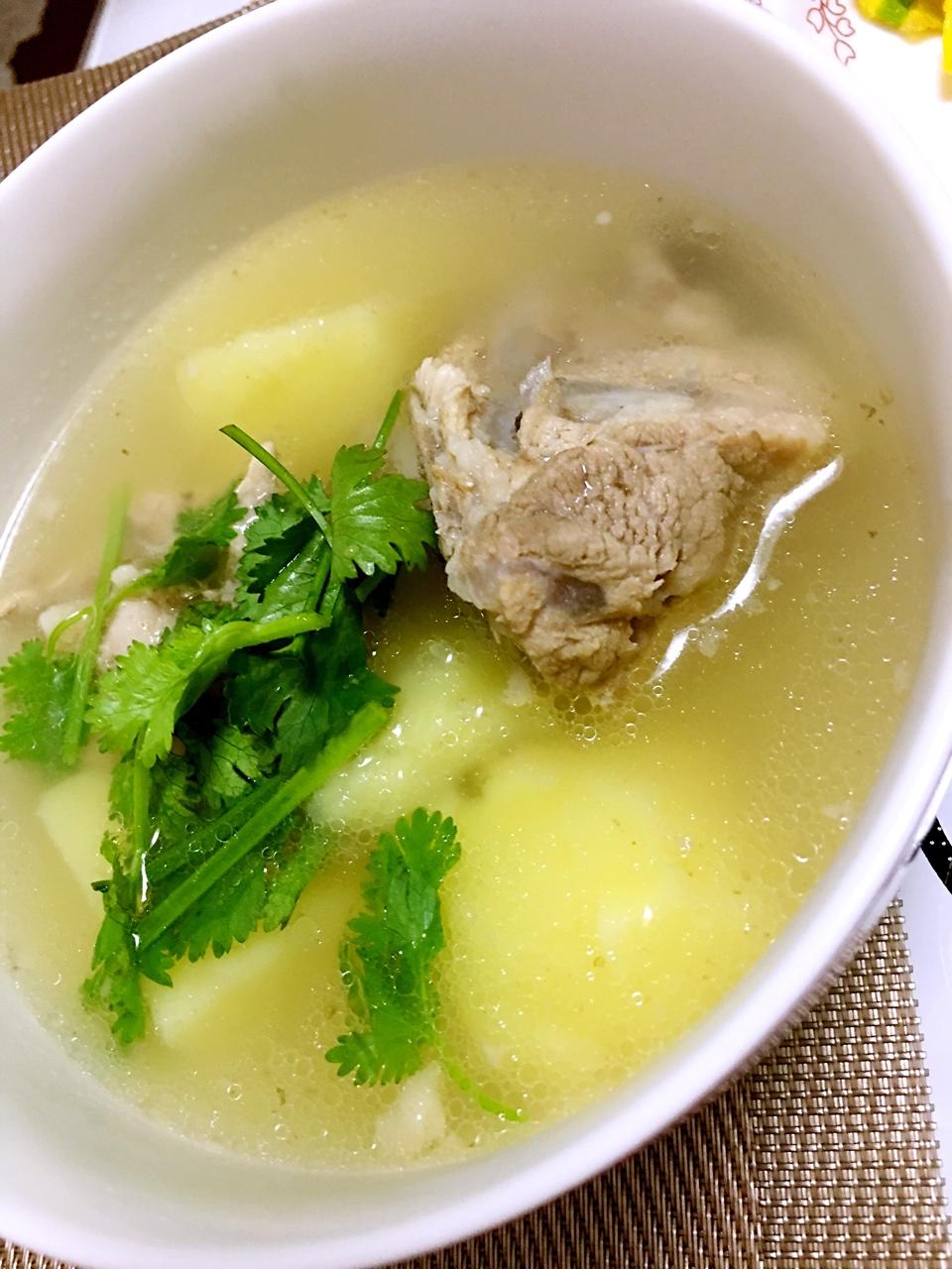 排骨土豆汤