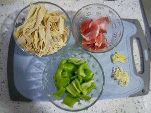 尖椒干豆腐炒肉的做法 步骤1