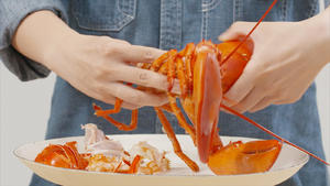 龙虾浓汤与香煎虾段，鲜美不浪费的做法 步骤2