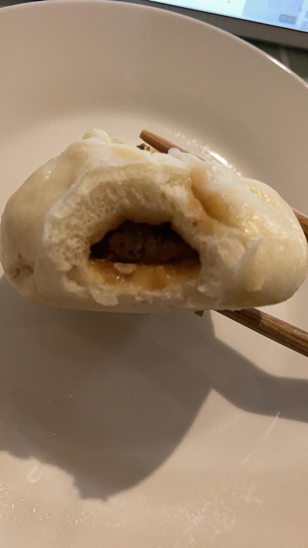 松软多汁的肉包子
