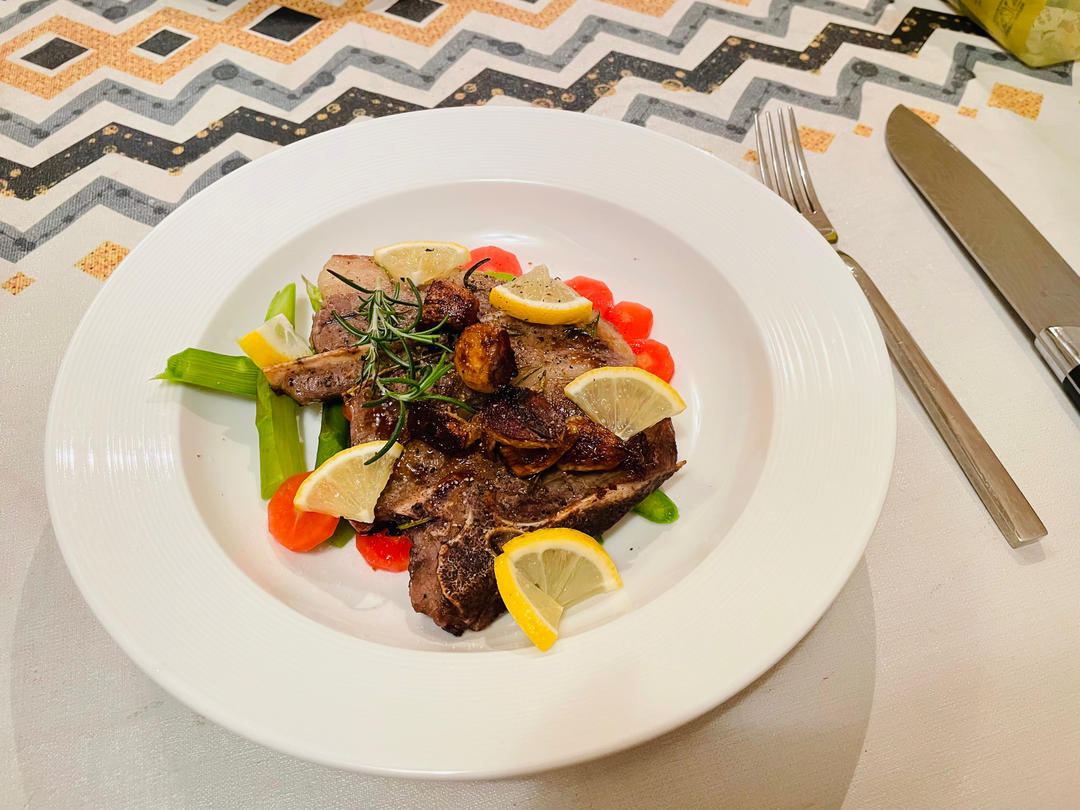 大餐在家轻松做～迷迭香煎法式羊排