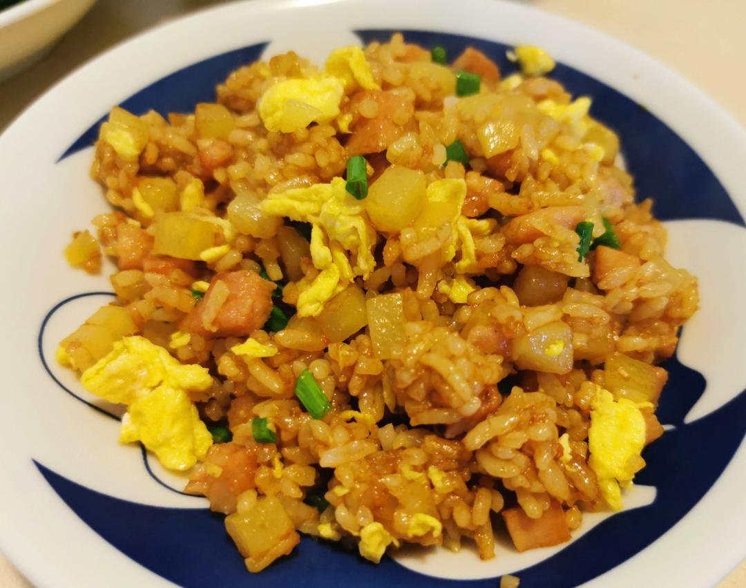 土豆的万能吃法😋土豆午餐肉炒饭～～