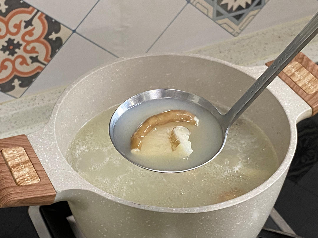 猪肚菌鸡枞菌的杂菌汤