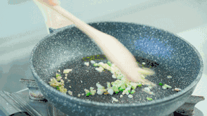 鲜肉糯米锅贴的做法 步骤2