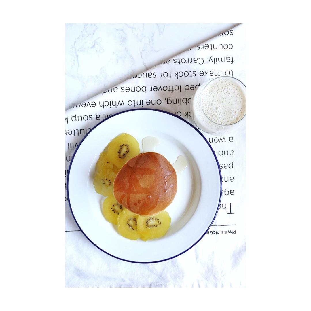 【酸奶松饼yogurt pancake】，搭上黑莓果酱和枫糖的美味。