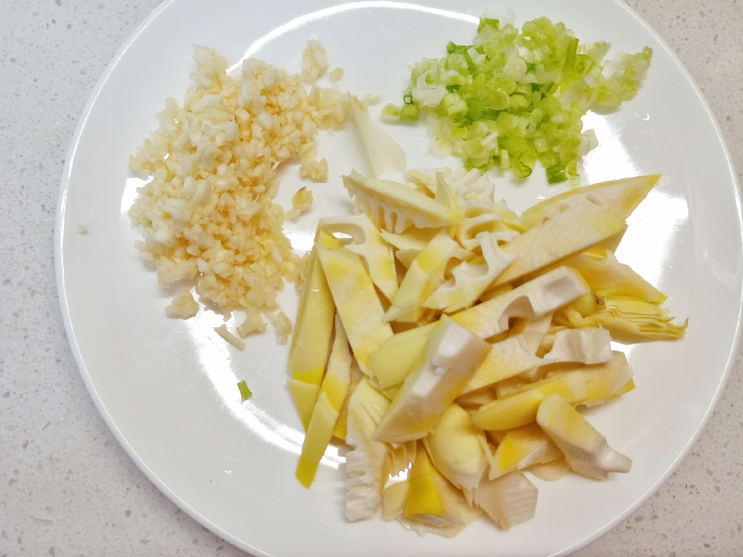 复刻《昨日的美食》-- 蛋炒竹笋配榨菜的做法 步骤2