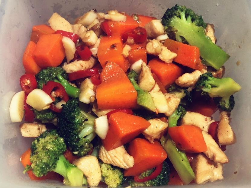健康低脂家常菜—鸡胸肉炒西兰花